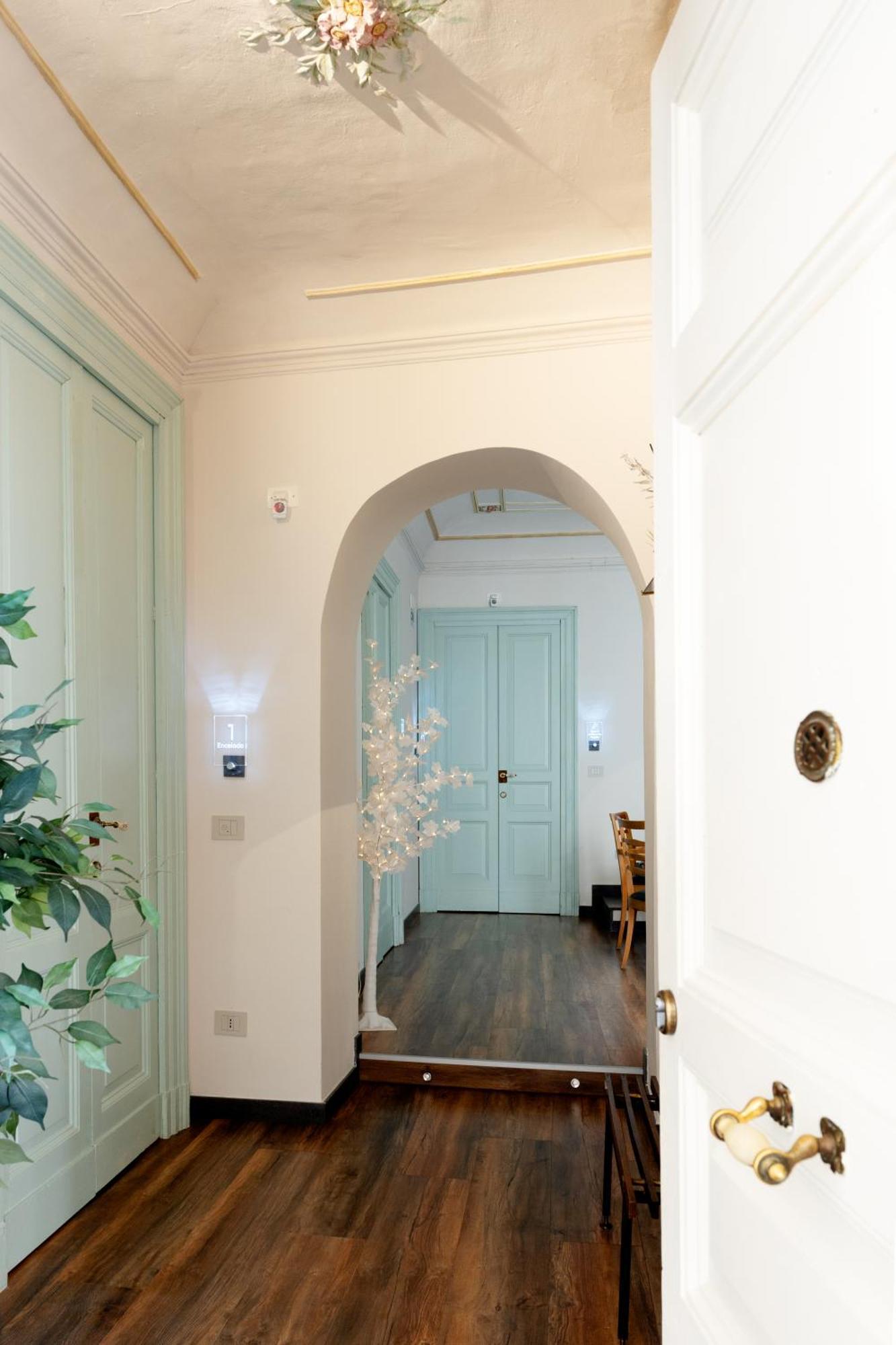 Lux Boutique Bed & Breakfast *
